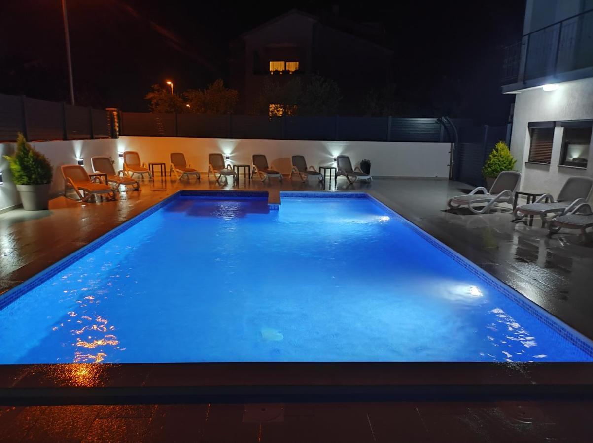 Viktor Rooms And Apartments روفينج المظهر الخارجي الصورة
