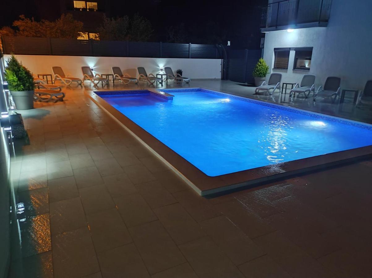 Viktor Rooms And Apartments روفينج المظهر الخارجي الصورة